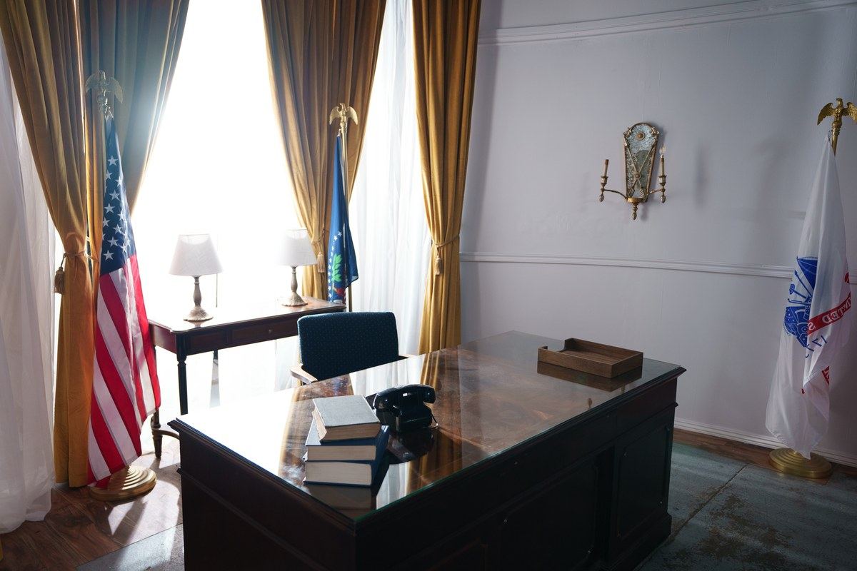 Oval Office Standing Set